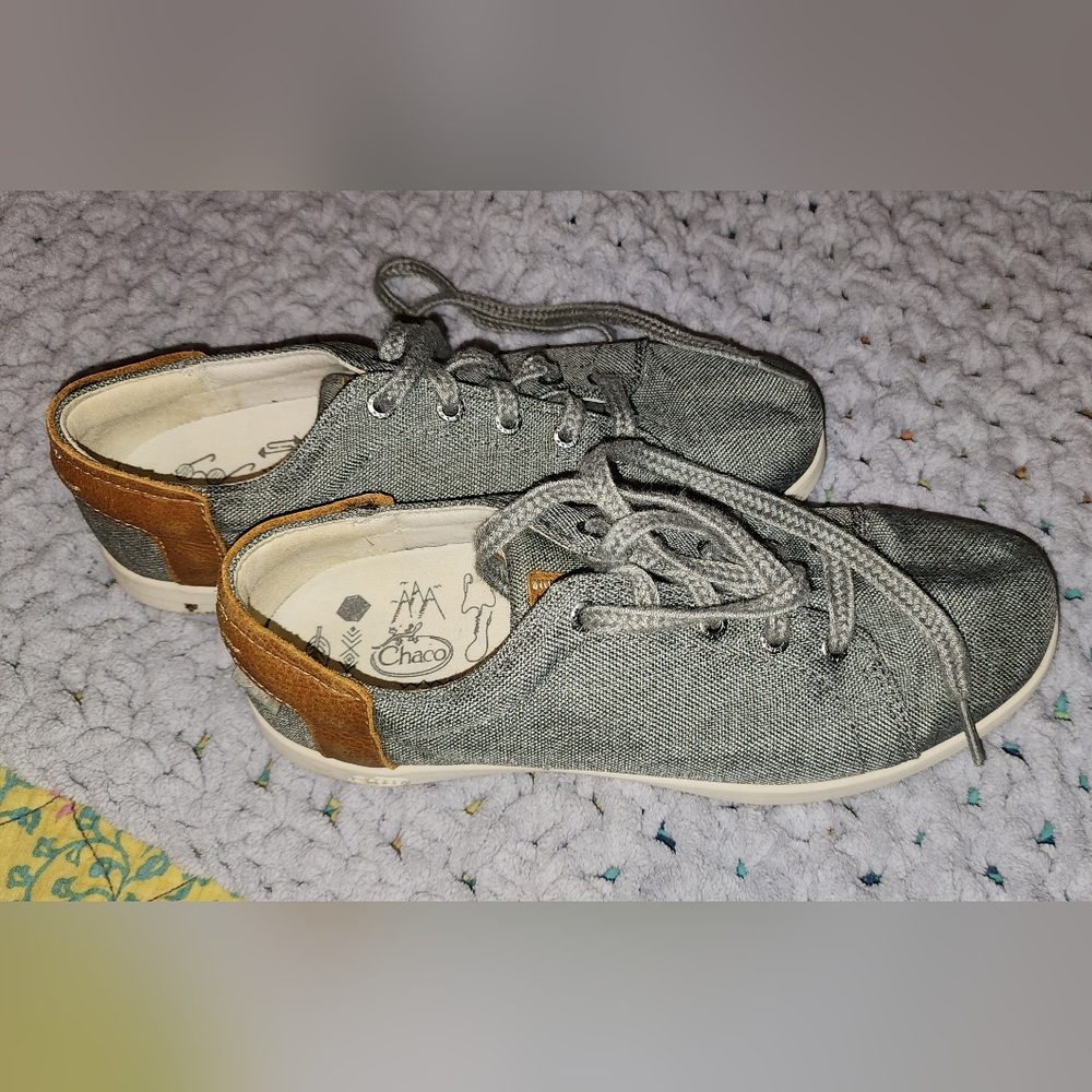 Chaco casual sneakers size 8 women's in khaki green
